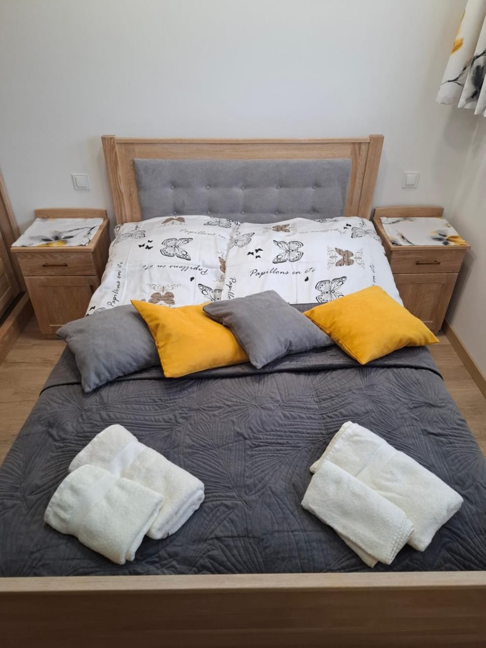 Bed, Bedroom, towels