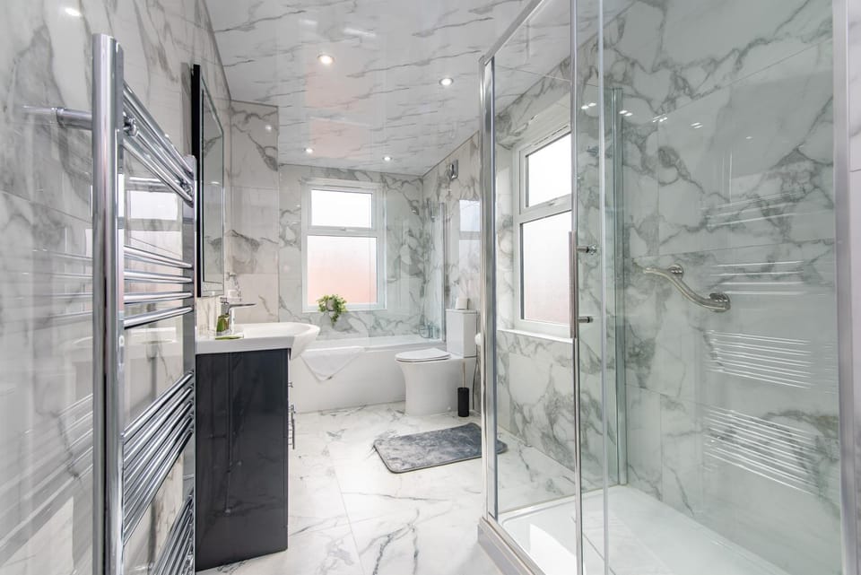 Shower, Toilet, Bathroom, Bath, towels