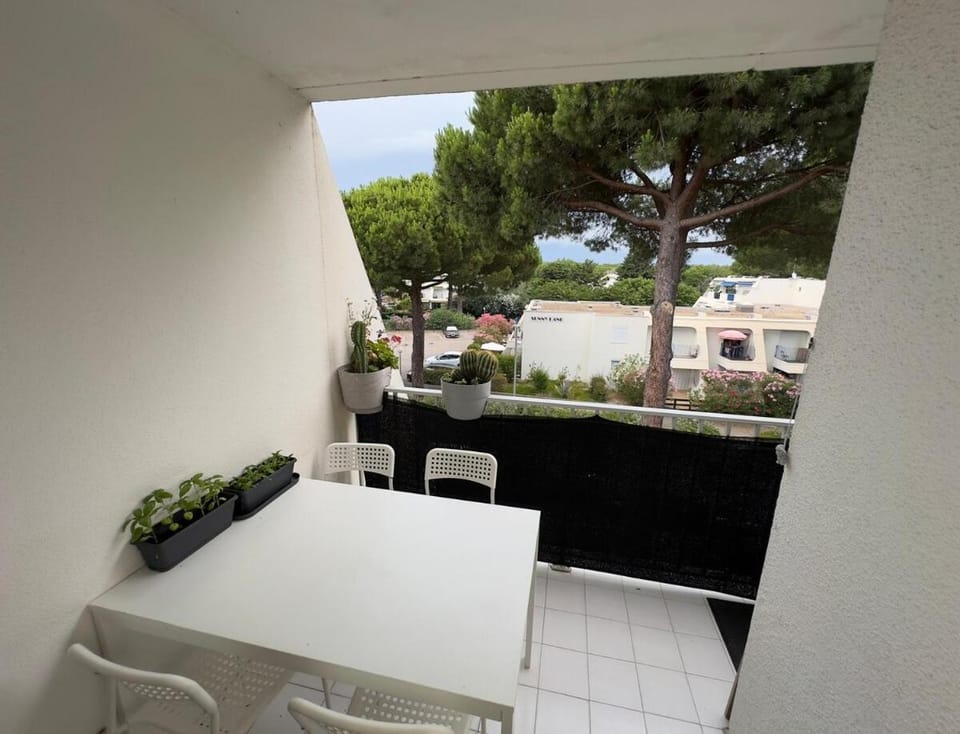 Day, Dining area