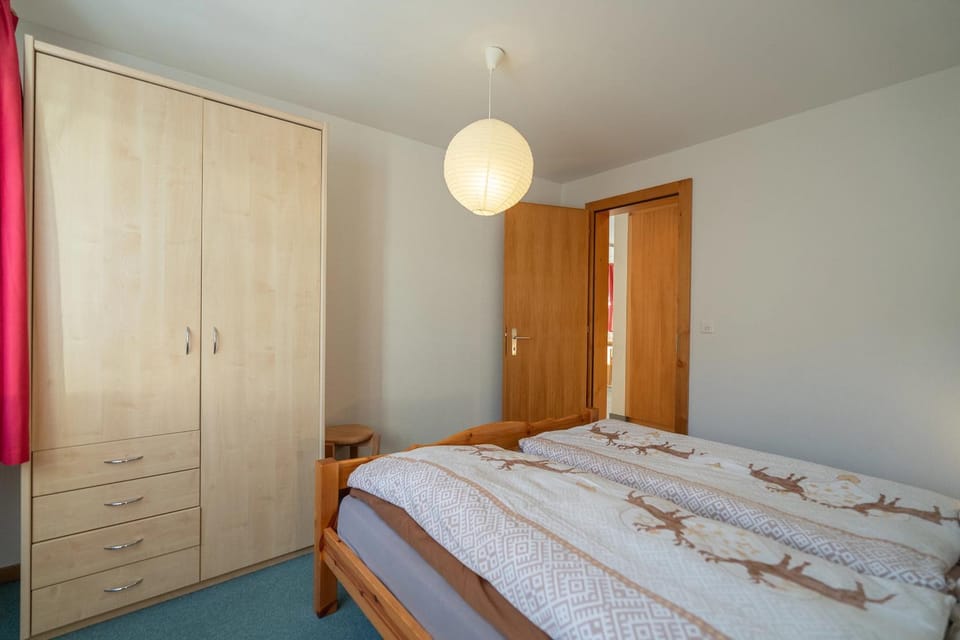 Photo of the whole room, Bedroom, wardrobe