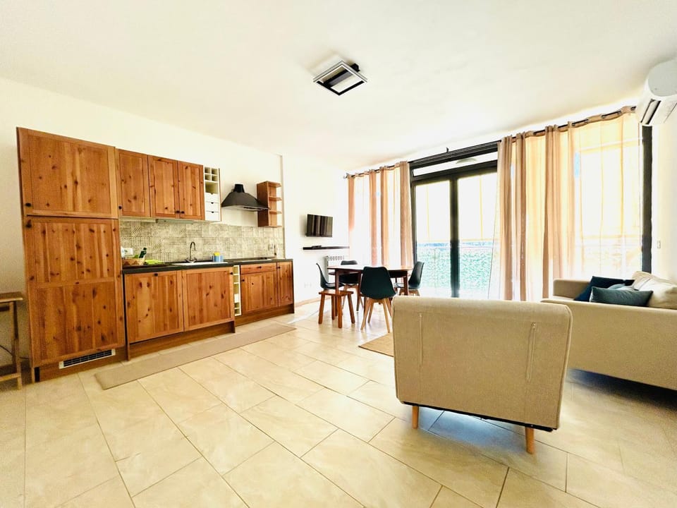 Kitchen or kitchenette, Living room, Seating area, Dining area