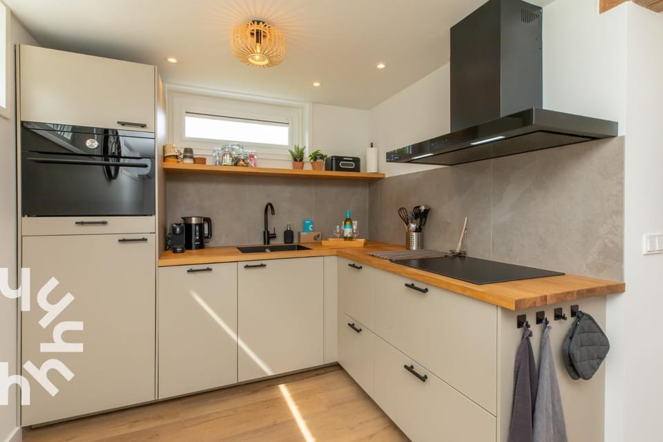 Kitchen or kitchenette, oven, stove