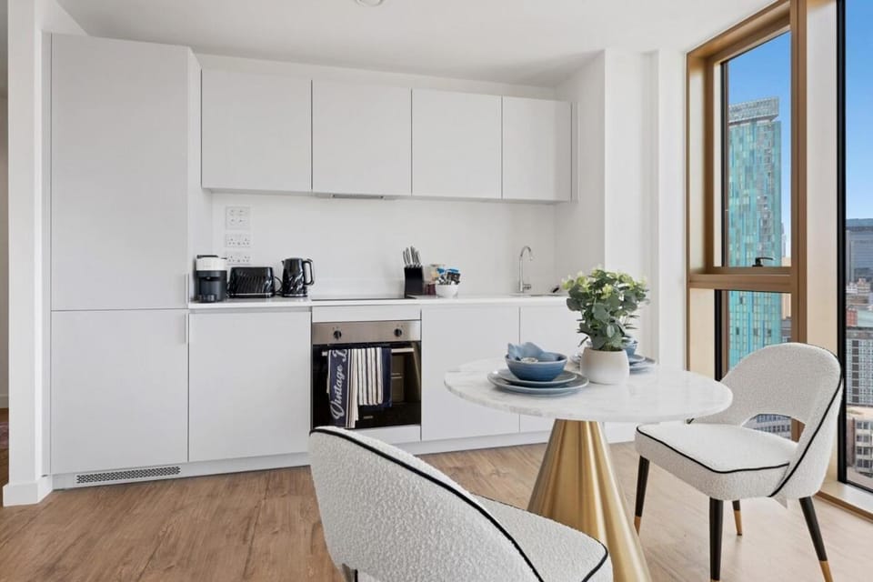 Coffee/tea facilities, Kitchen or kitchenette, Dining area, dishwasher, oven, stove, toaster