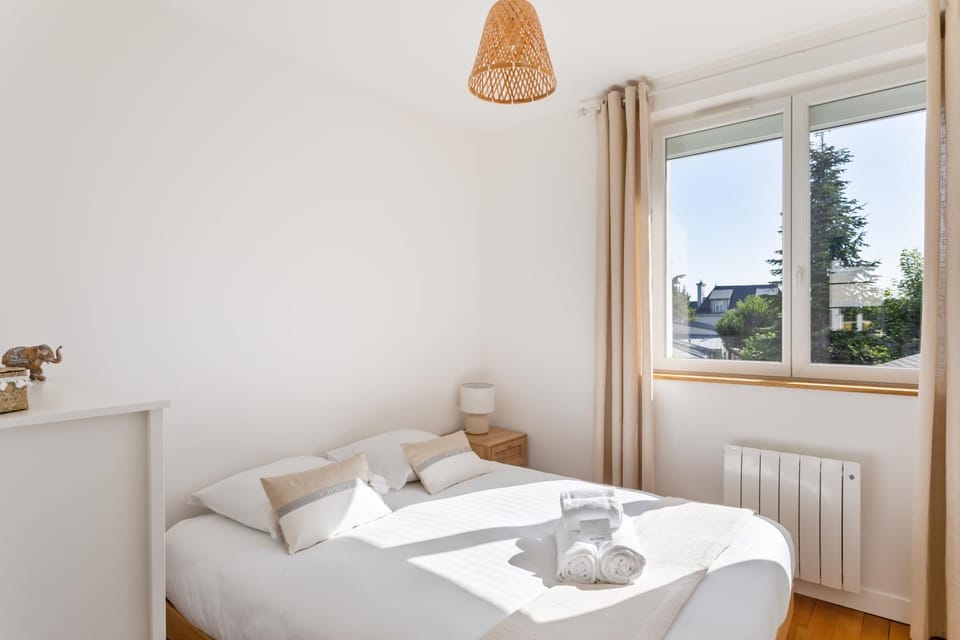 Photo of the whole room, Bedroom