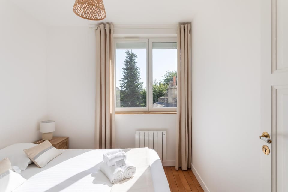 Photo of the whole room, Bedroom