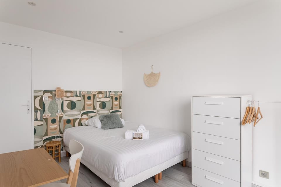 Photo of the whole room, Bedroom