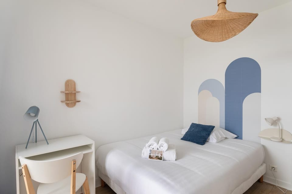 Photo of the whole room, Bedroom