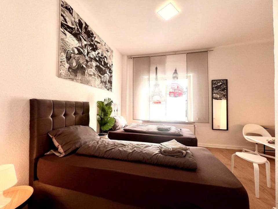 Bed, Living room, Photo of the whole room, Seating area, Bedroom