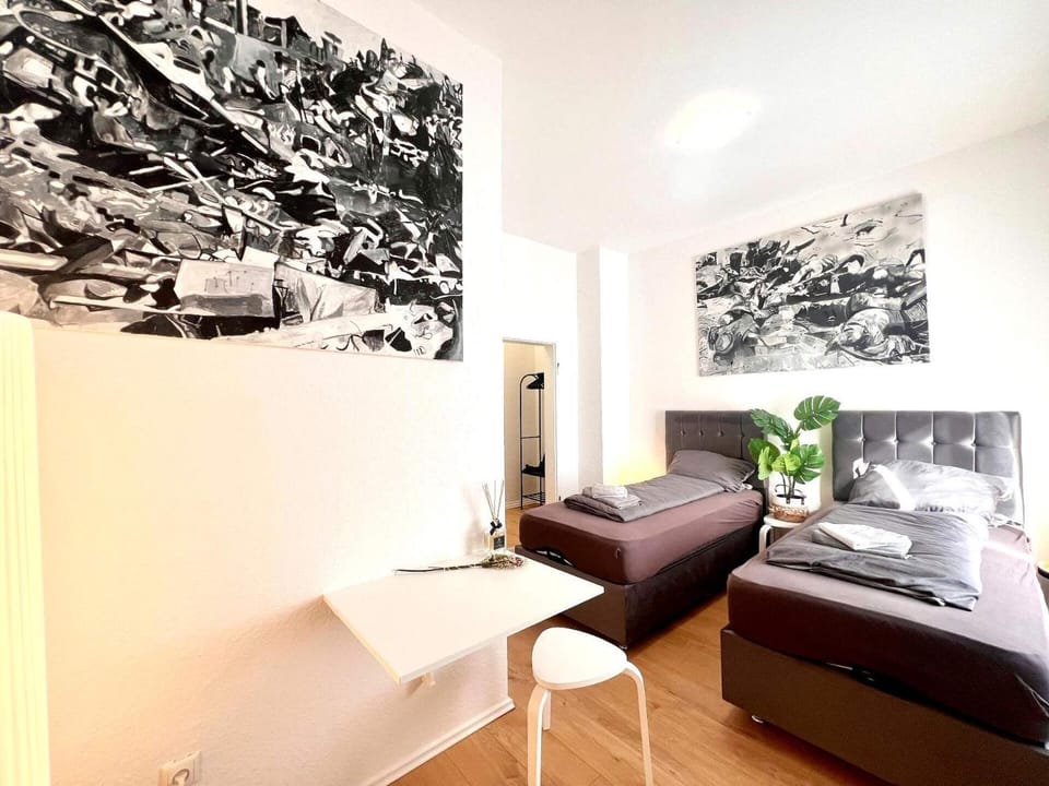 Bed, TV and multimedia, Living room, Photo of the whole room, Seating area, Bedroom