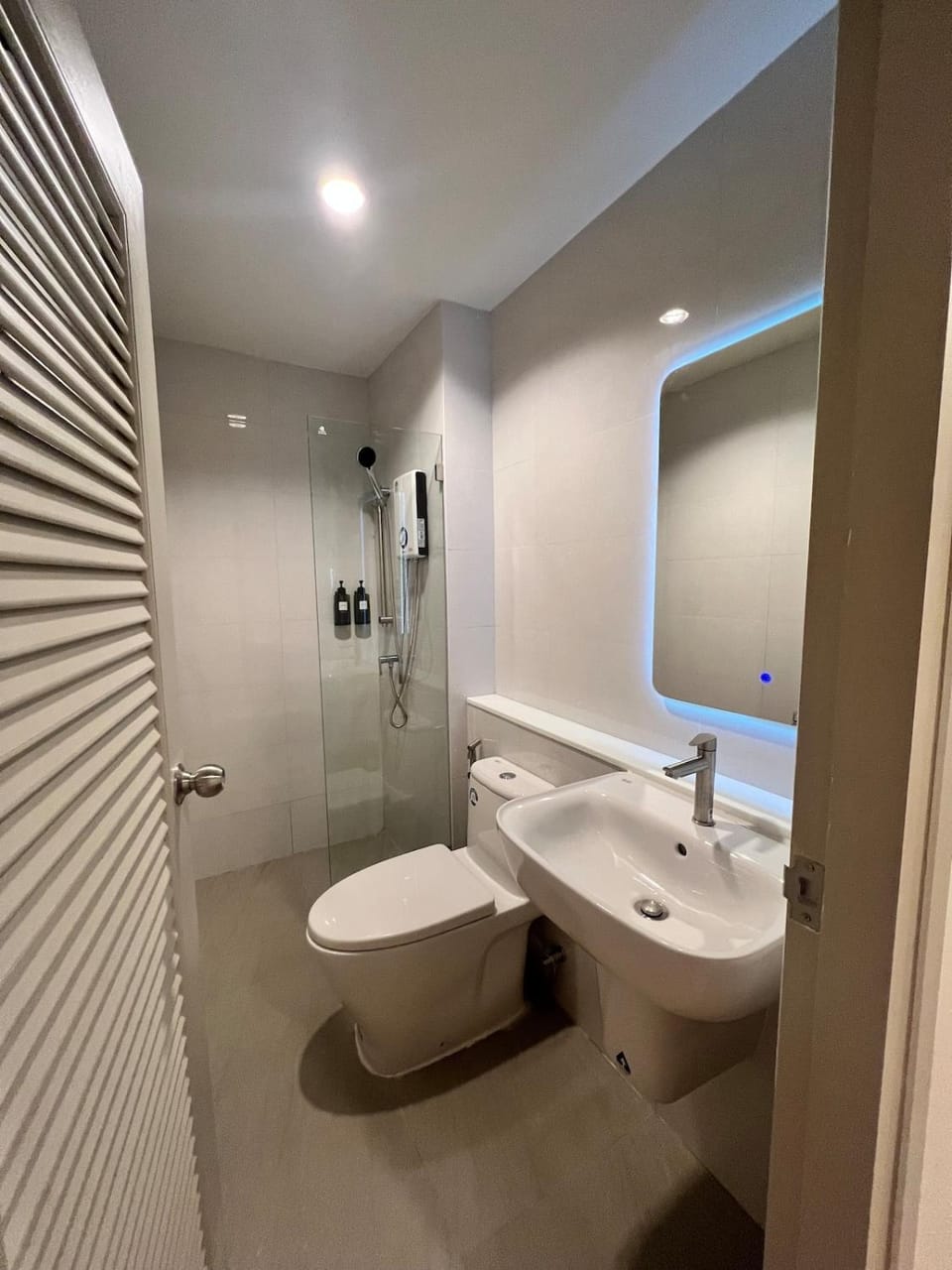 Shower, Toilet, Bathroom, Bath, towels