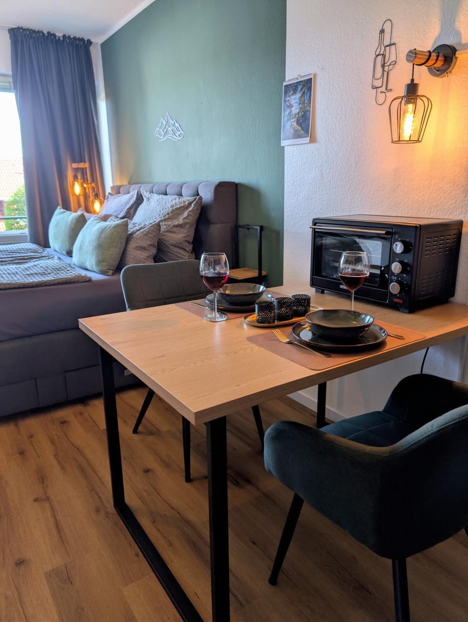 Bed, Photo of the whole room, Seating area, Dining area, Bedroom, Food
