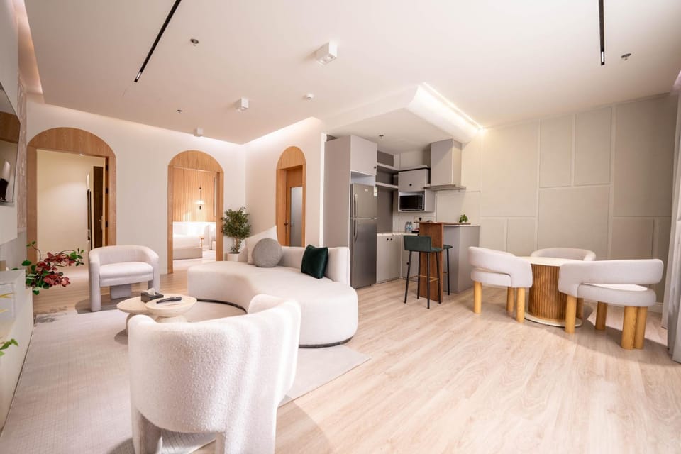 Kitchen or kitchenette, Living room, Seating area, Dining area