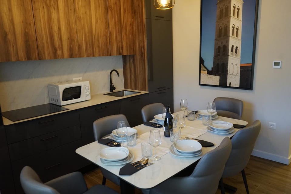 Coffee/tea facilities, Kitchen or kitchenette, Food and drinks, Dining area, Food, stove