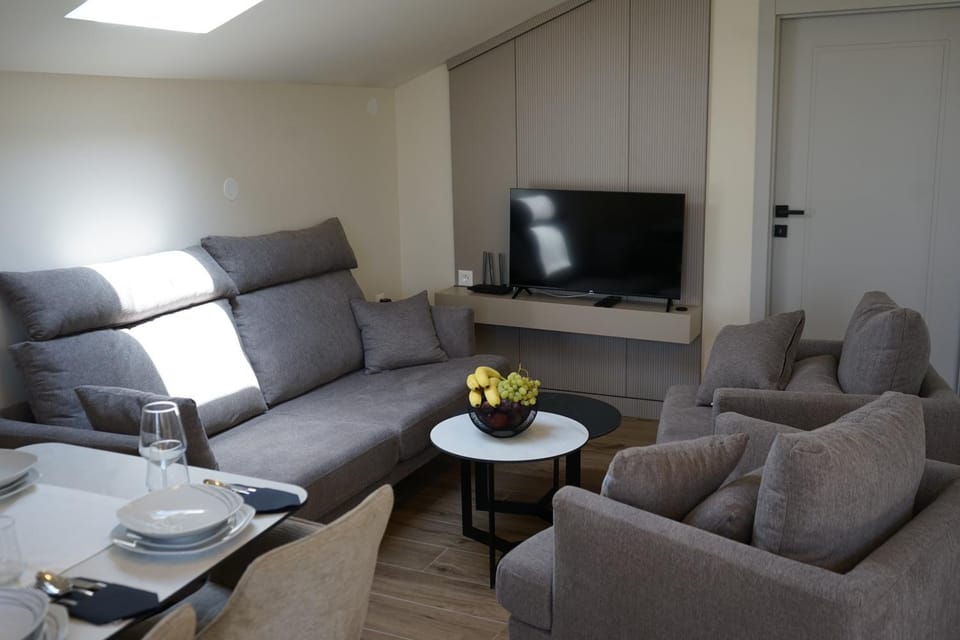 Communal lounge/ TV room, TV and multimedia, Living room, Seating area, Evening entertainment