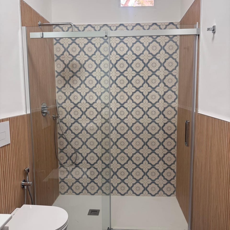 Shower, Toilet
