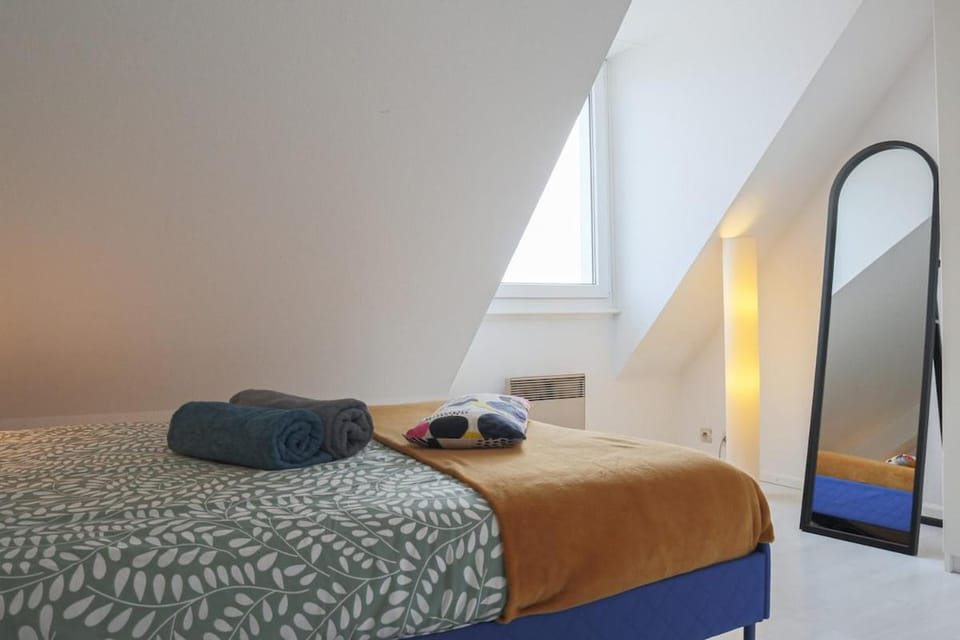 Photo of the whole room, Bedroom