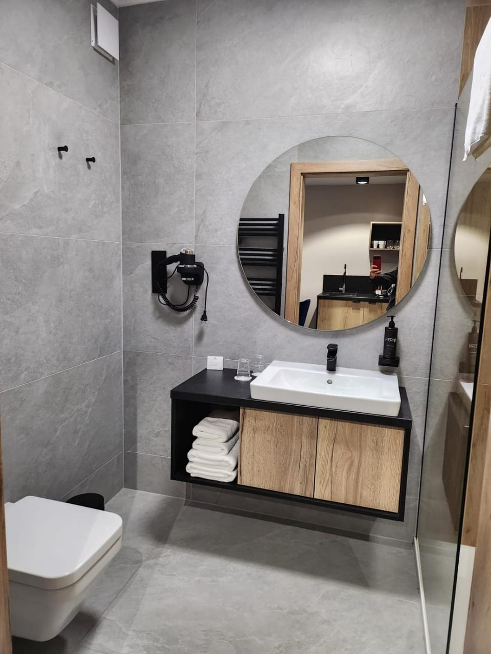 Bathroom, towels