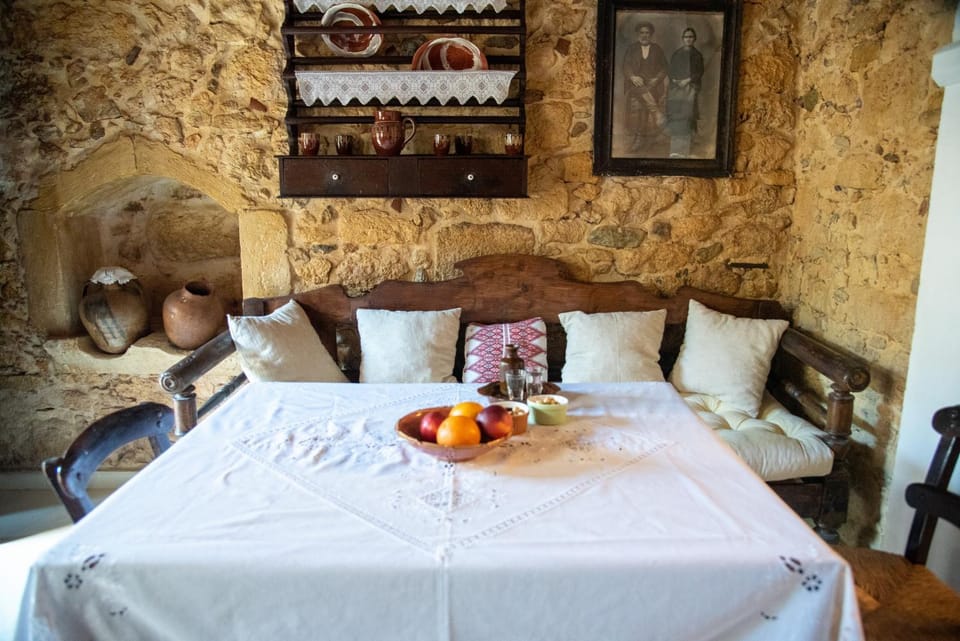 Living room, Food and drinks, Seating area, Dining area, Food, Drinks