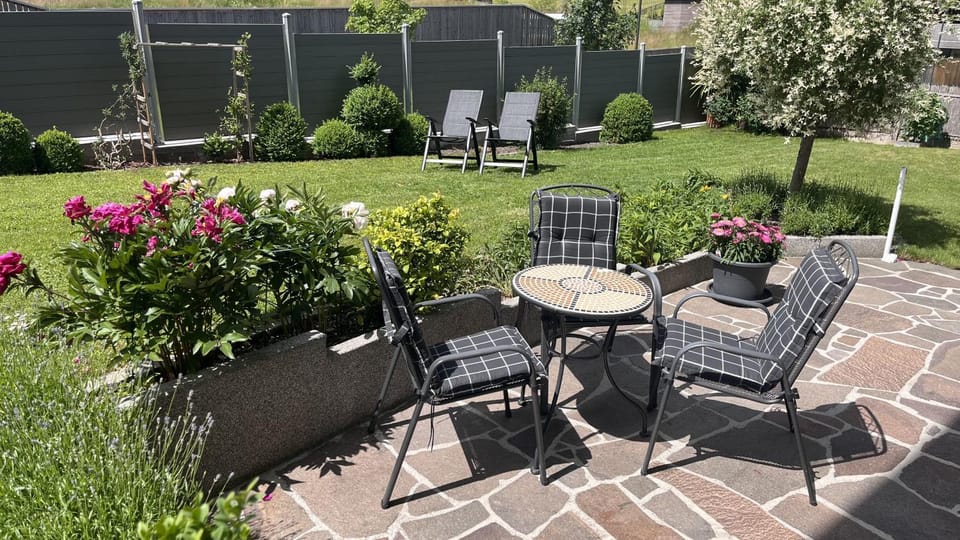Garden, Seating area, Garden view, sunbed