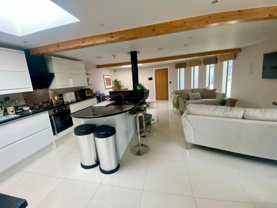 TV and multimedia, Kitchen or kitchenette, Living room, Seating area, Dining area