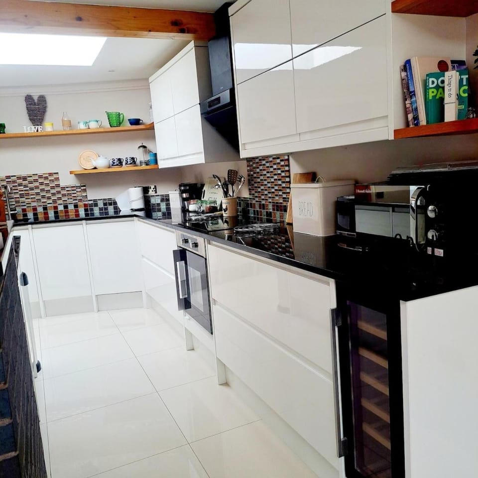 Coffee/tea facilities, Kitchen or kitchenette, dishwasher, oven, stove, toaster