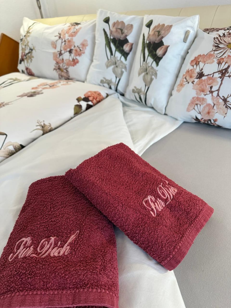 Bed, towels