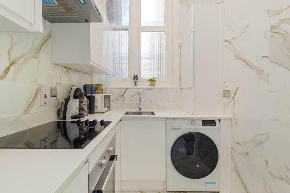 Coffee/tea facilities, Kitchen or kitchenette, stove, toaster, washing machine