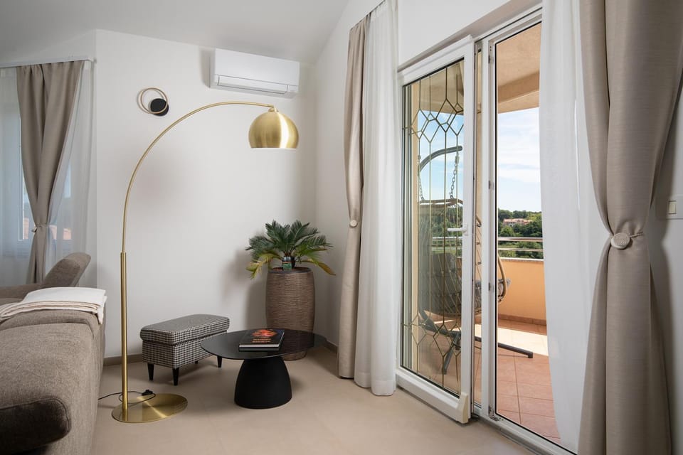 Bed, View (from property/room), Balcony/Terrace, Living room, Photo of the whole room, Seating area, Bedroom