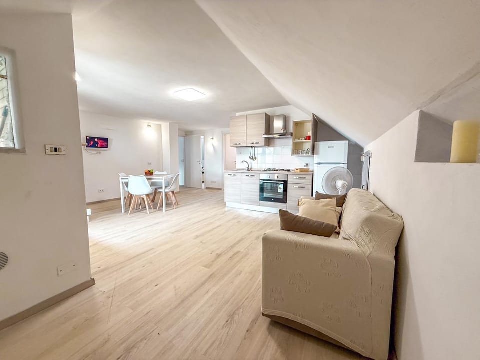 Kitchen or kitchenette, Seating area, Dining area