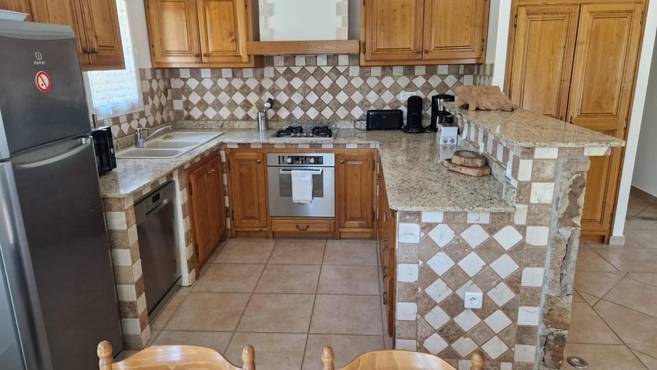 Coffee/tea facilities, Kitchen or kitchenette, Dining area, dishwasher, oven, stove, toaster