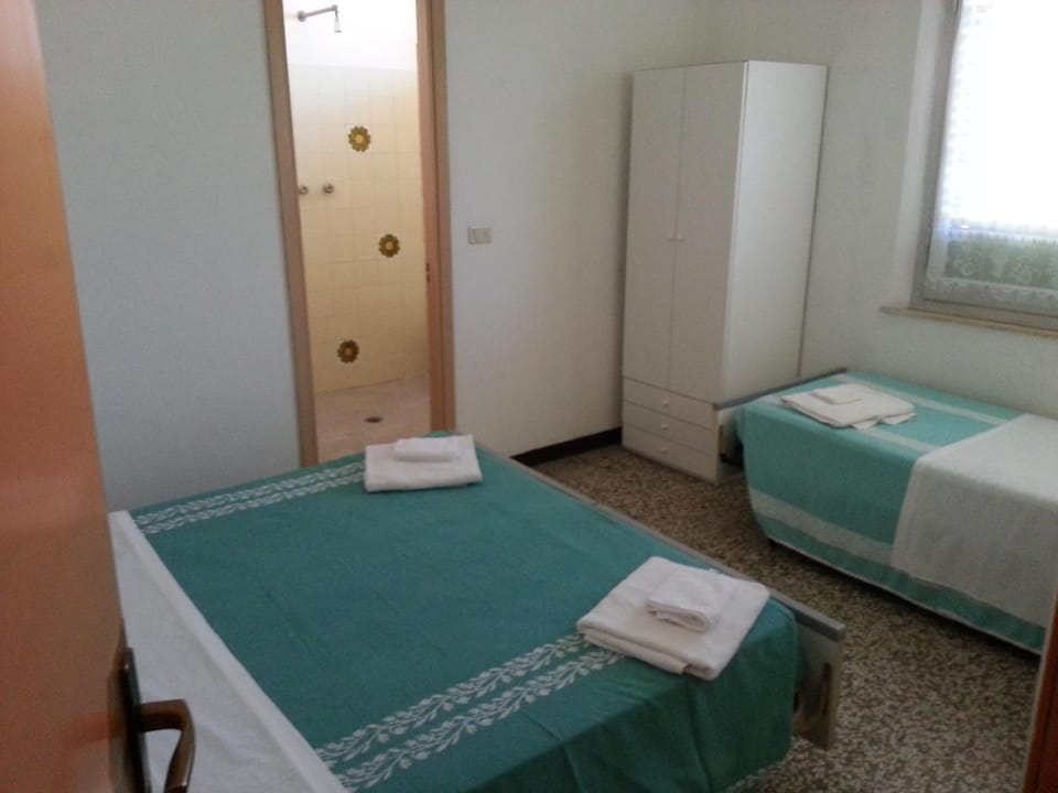 Staff, Bed, Fishing, Horse-riding, Squash, Bathroom, Beach, Aqua park, Hiking, Bedroom, Pets, Pets, Garden view, group of guests, Family