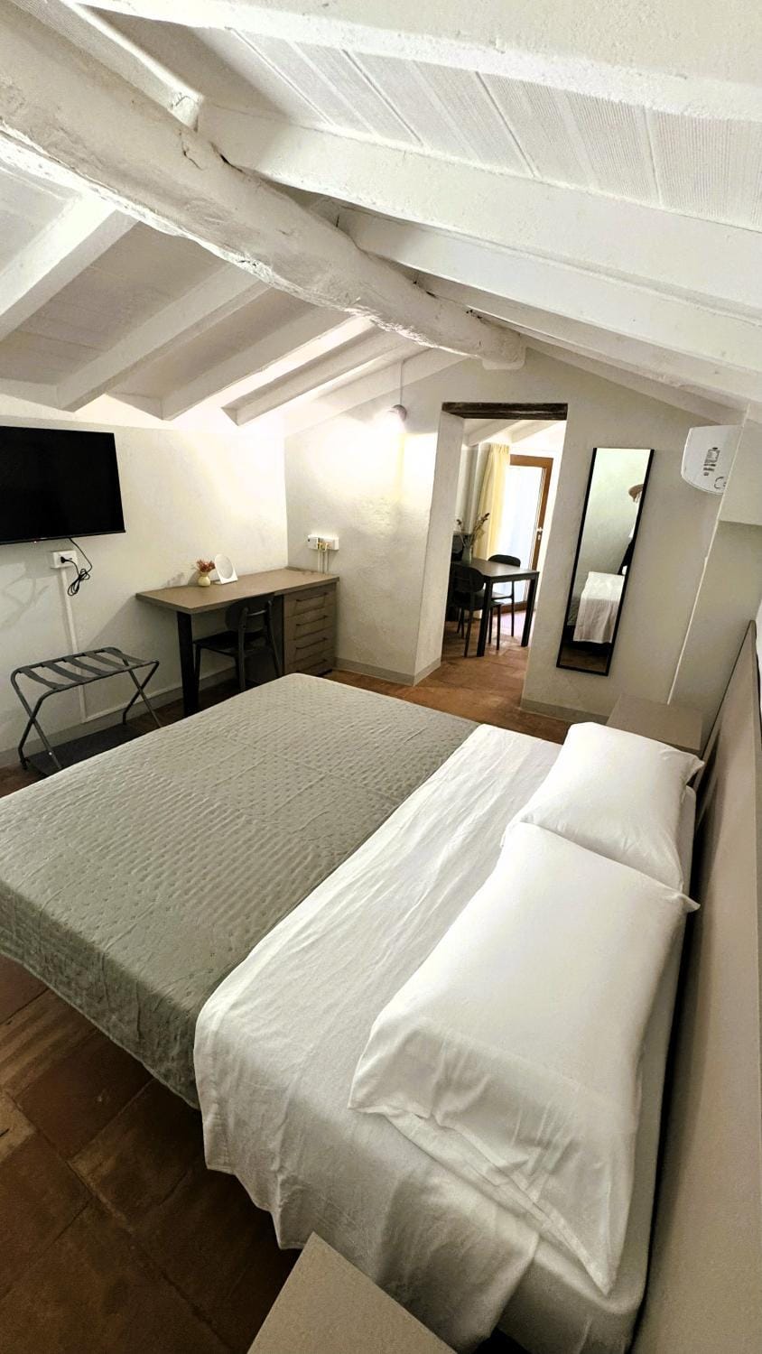 Bed, TV and multimedia, Bedroom, air conditioner