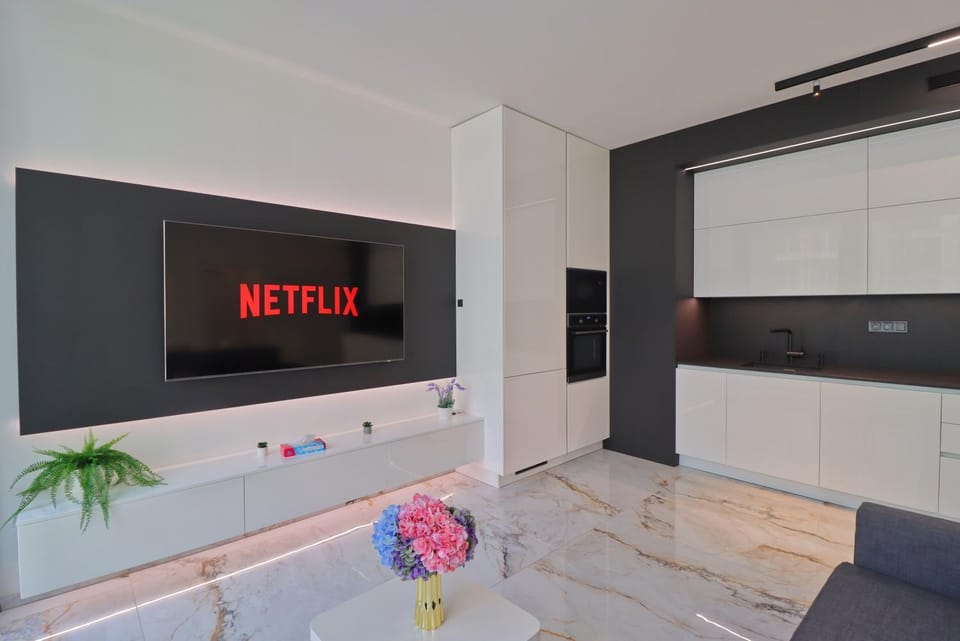 TV and multimedia, Kitchen or kitchenette, Living room, Seating area, kitchen