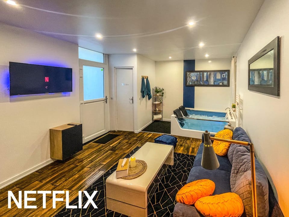 La Bulle Bleue Jacuzzi Apartment in Epernay