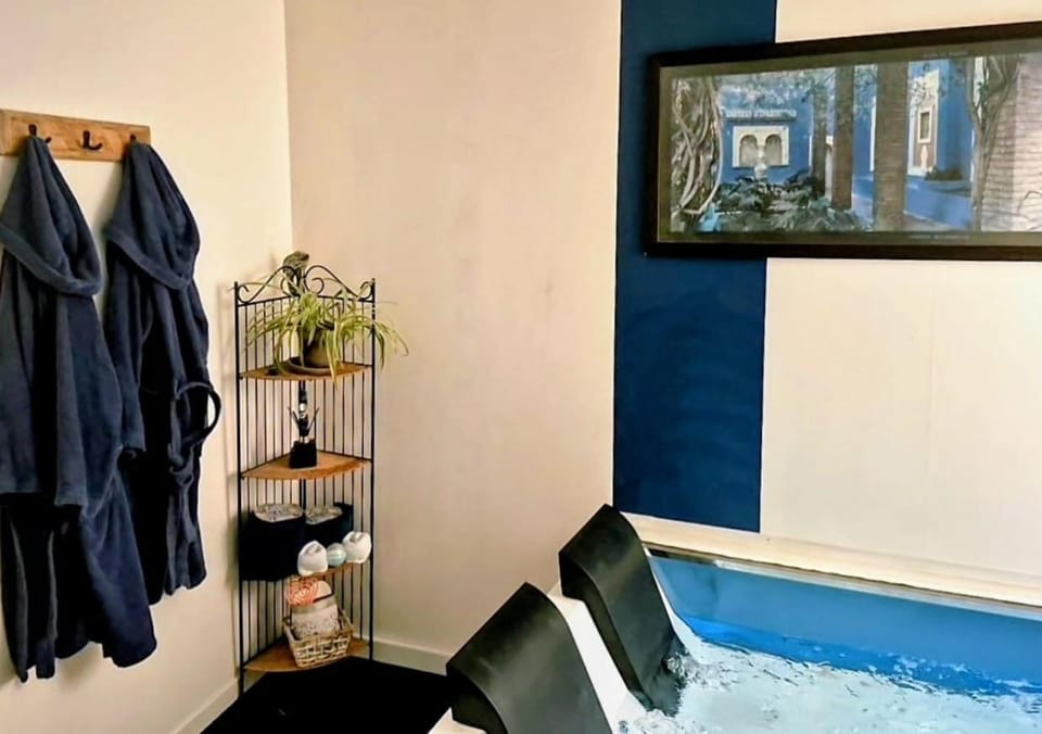 La Bulle Bleue Jacuzzi Apartment in Epernay