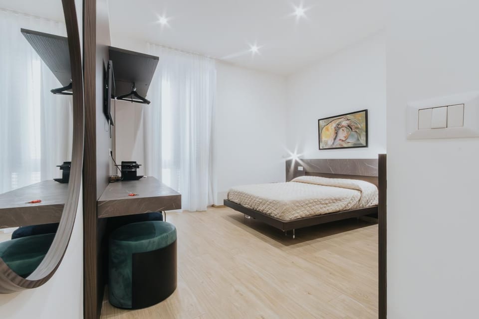 Bed, TV and multimedia, Photo of the whole room, Bedroom