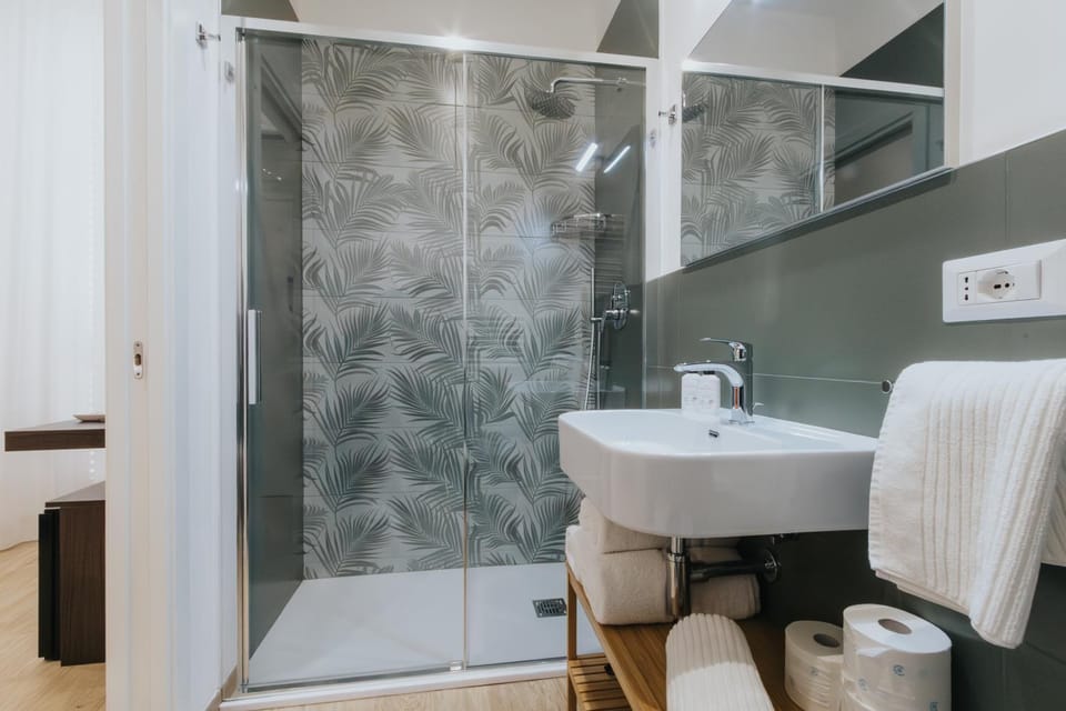 Toilet, Bathroom, towels