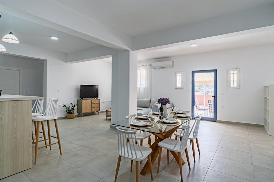 TV and multimedia, Living room, Seating area, Dining area