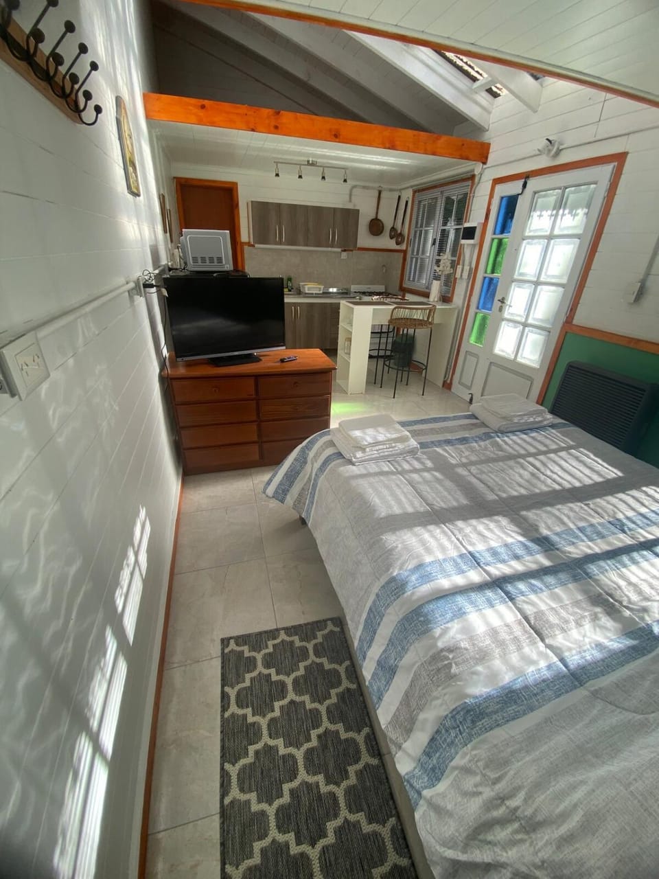 Bed, TV and multimedia, Photo of the whole room, wardrobe