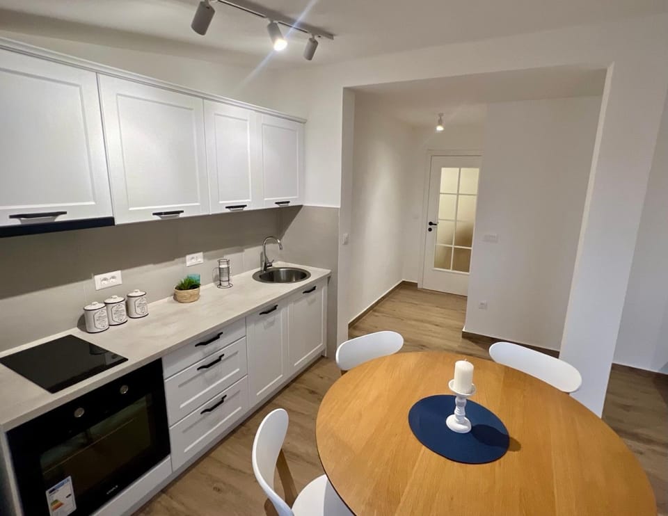 Kitchen or kitchenette, Dining area, dishwasher, stove