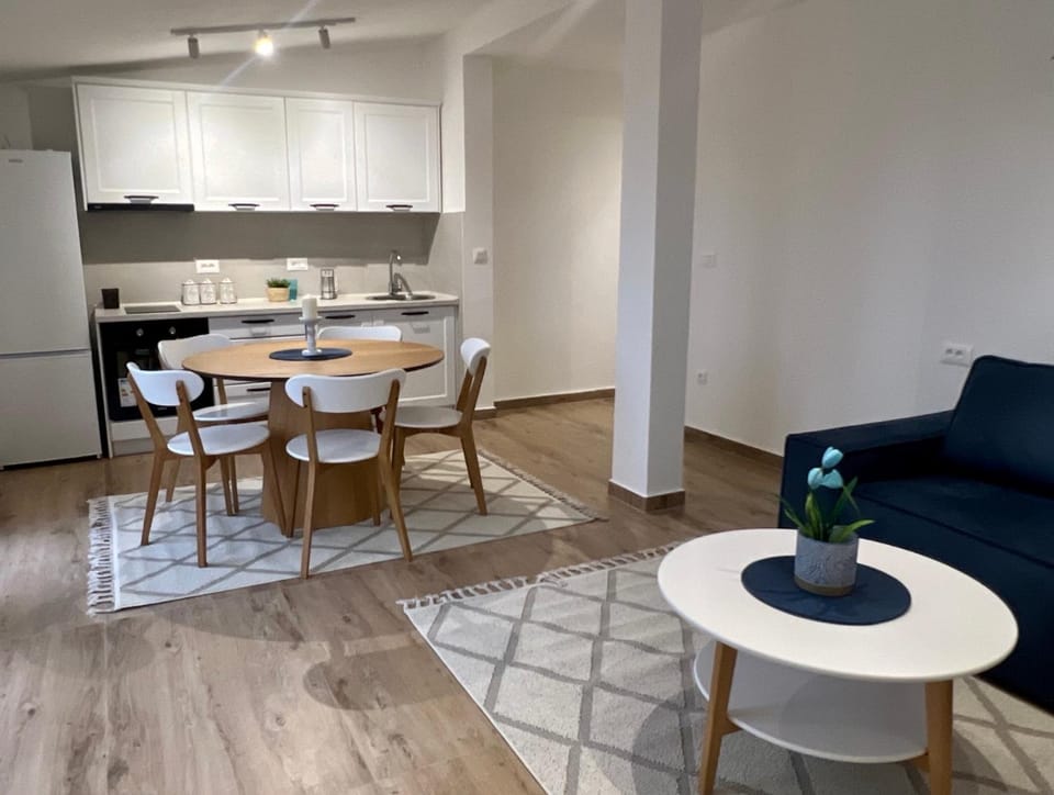 Kitchen or kitchenette, Dining area, minibar