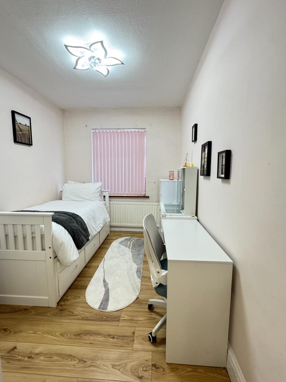 Bed, Photo of the whole room, Bedroom, hair dresser