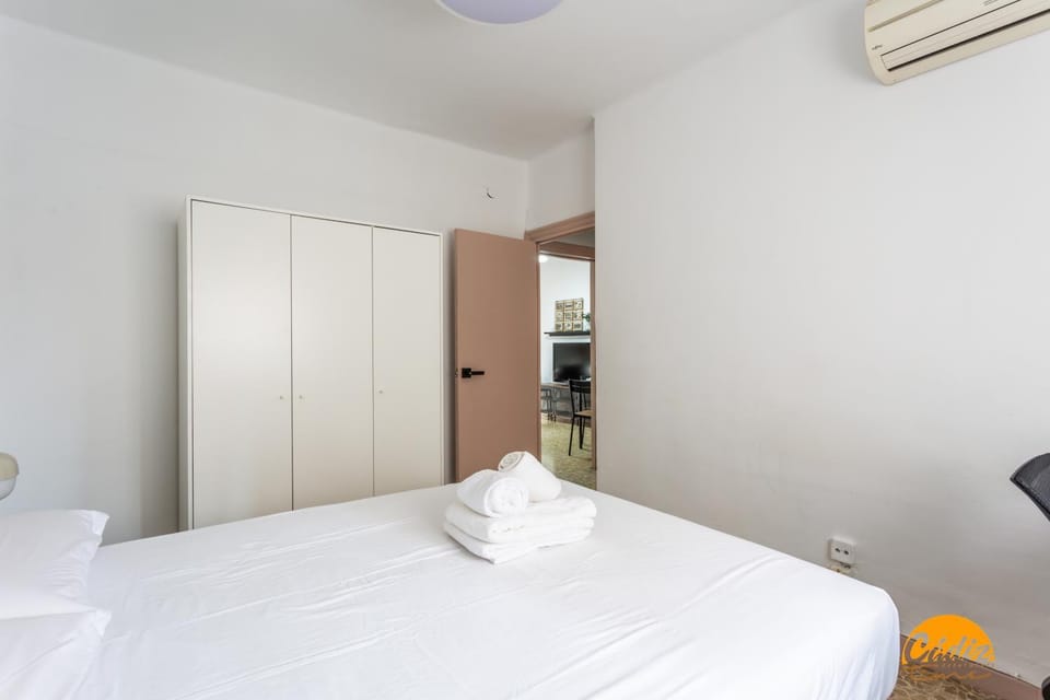 Bed, Bedroom, towels, air conditioner