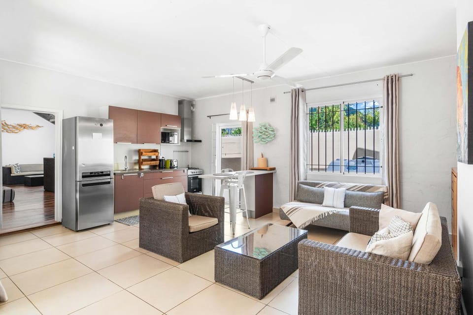Kitchen or kitchenette, Living room, Seating area, Dining area, oven, stove