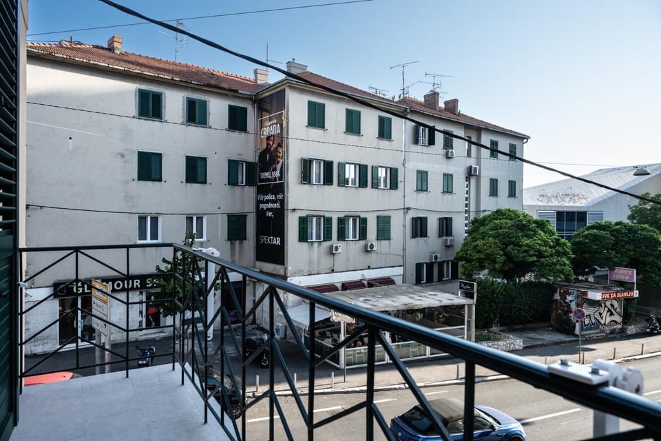 View (from property/room), Balcony/Terrace, Street view