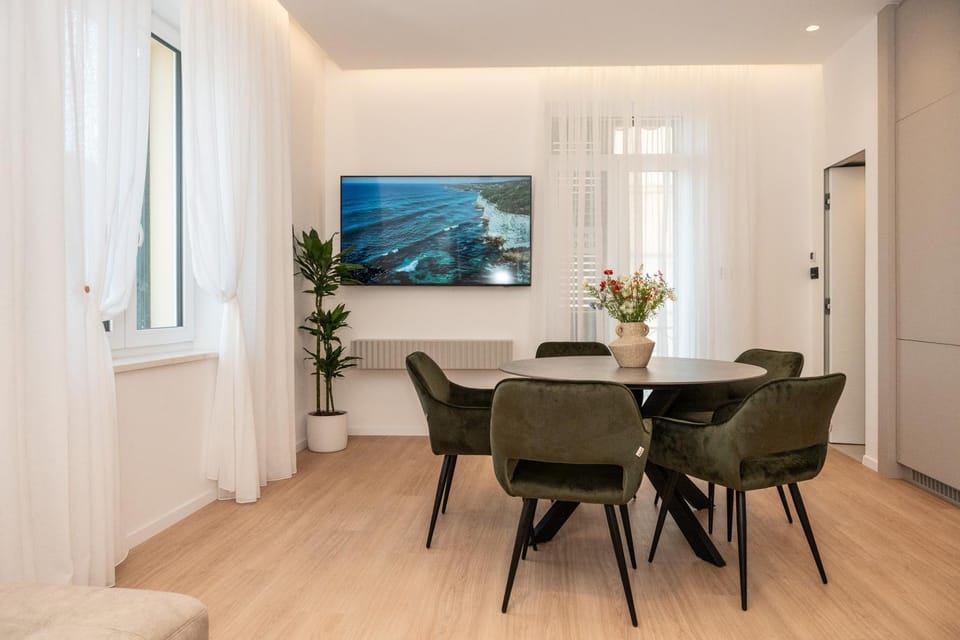 Seating area, Dining area