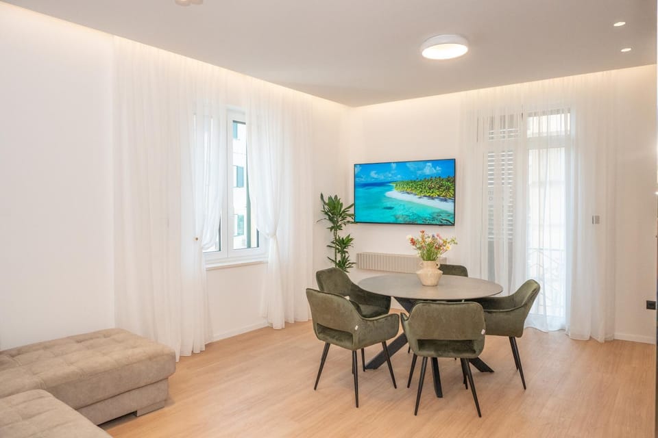 Seating area, Dining area