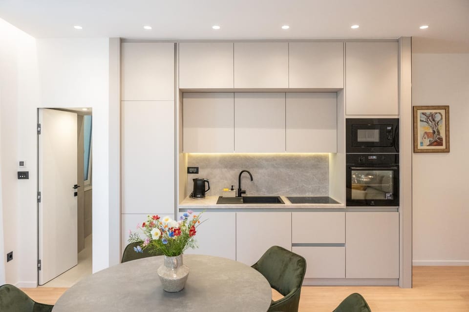 Coffee/tea facilities, Kitchen or kitchenette, stove