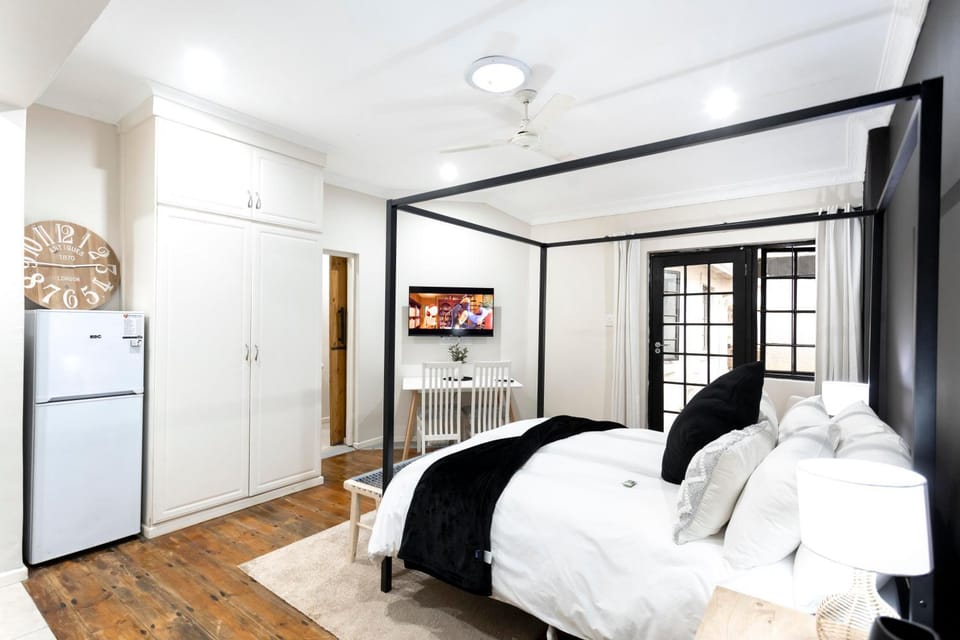 Bed, TV and multimedia, Bedroom