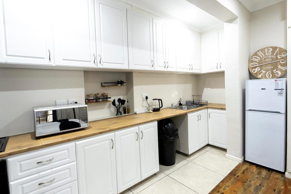 Coffee/tea facilities, Kitchen or kitchenette, oven, stove